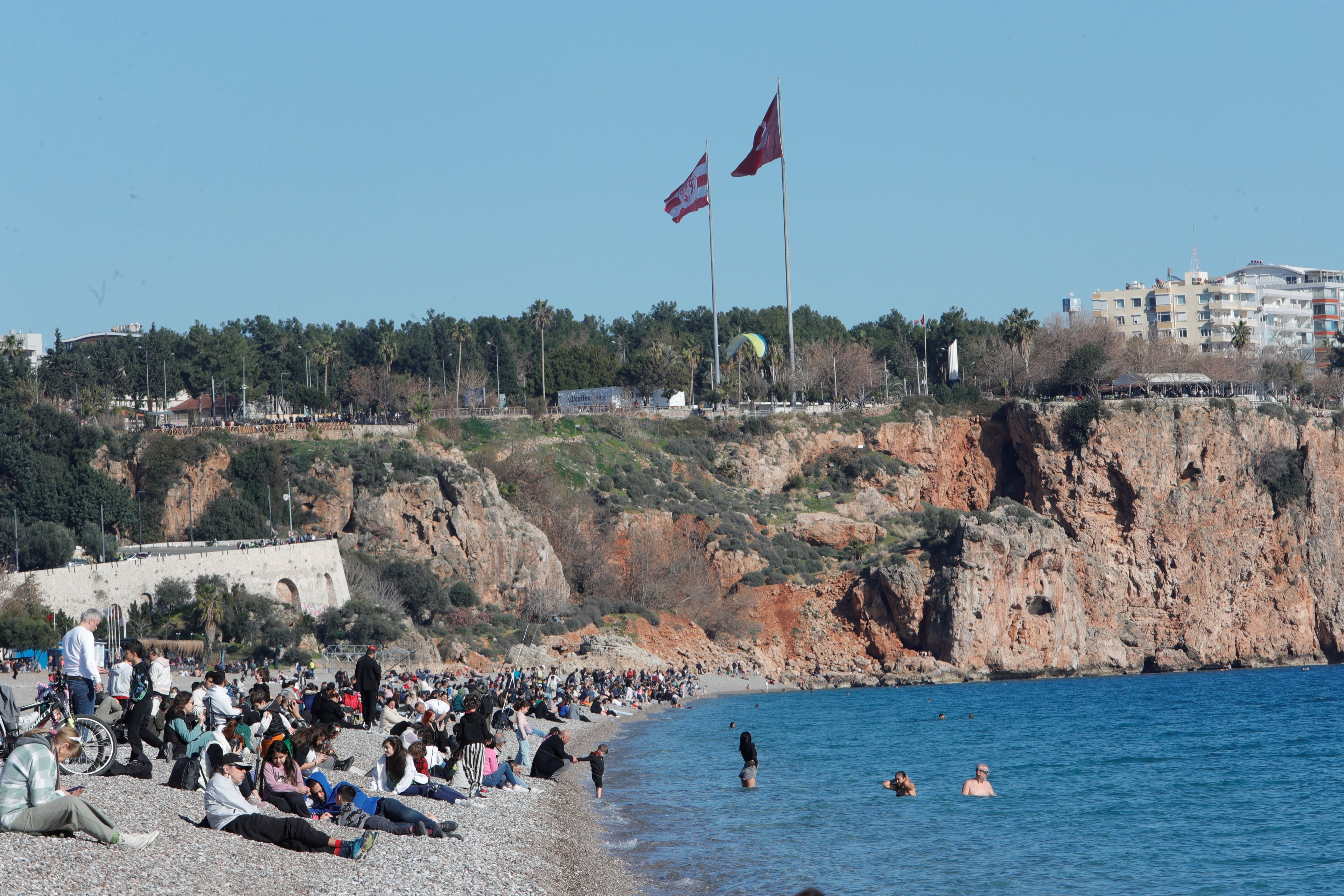 turizm cennetinde ayni gun iki mevsim yasandi bir tarafi kar bir tarafi yaz 3 BiwOZVfN