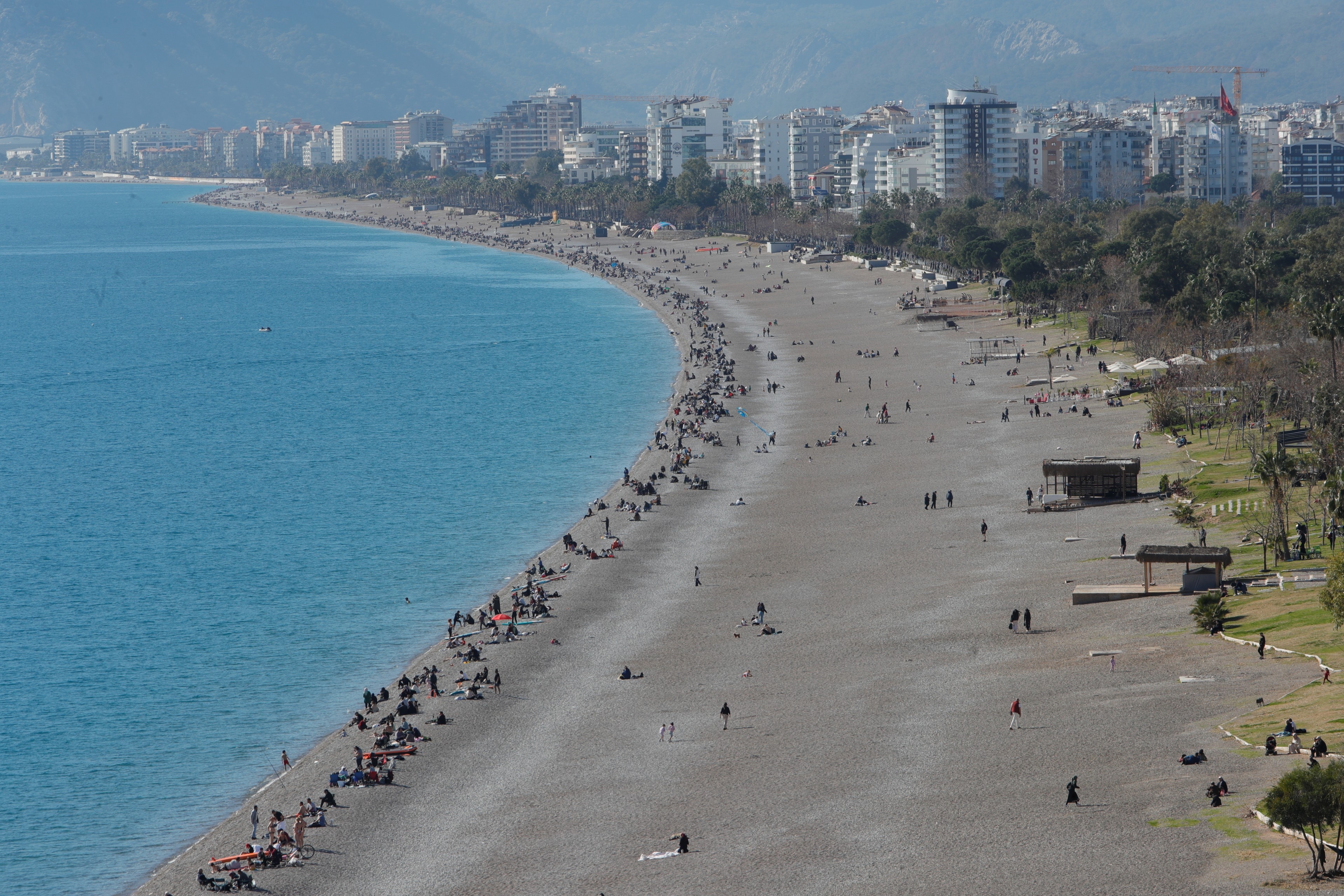 turizm cennetinde ayni gun iki mevsim yasandi bir tarafi kar bir tarafi yaz 5 AviT8AP5