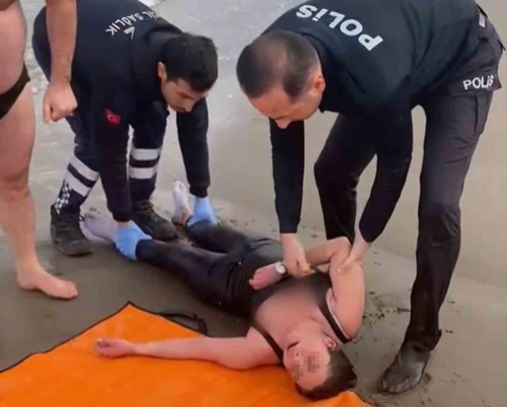 uniformasini cikarip buz gibi suya atladi kahraman polis kadini olumun pencesinden kurtardi 1 NR7HvdpQ