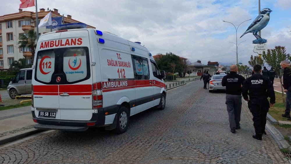 uniformasini cikarip buz gibi suya atladi kahraman polis kadini olumun pencesinden kurtardi 6 OJaZcn3m