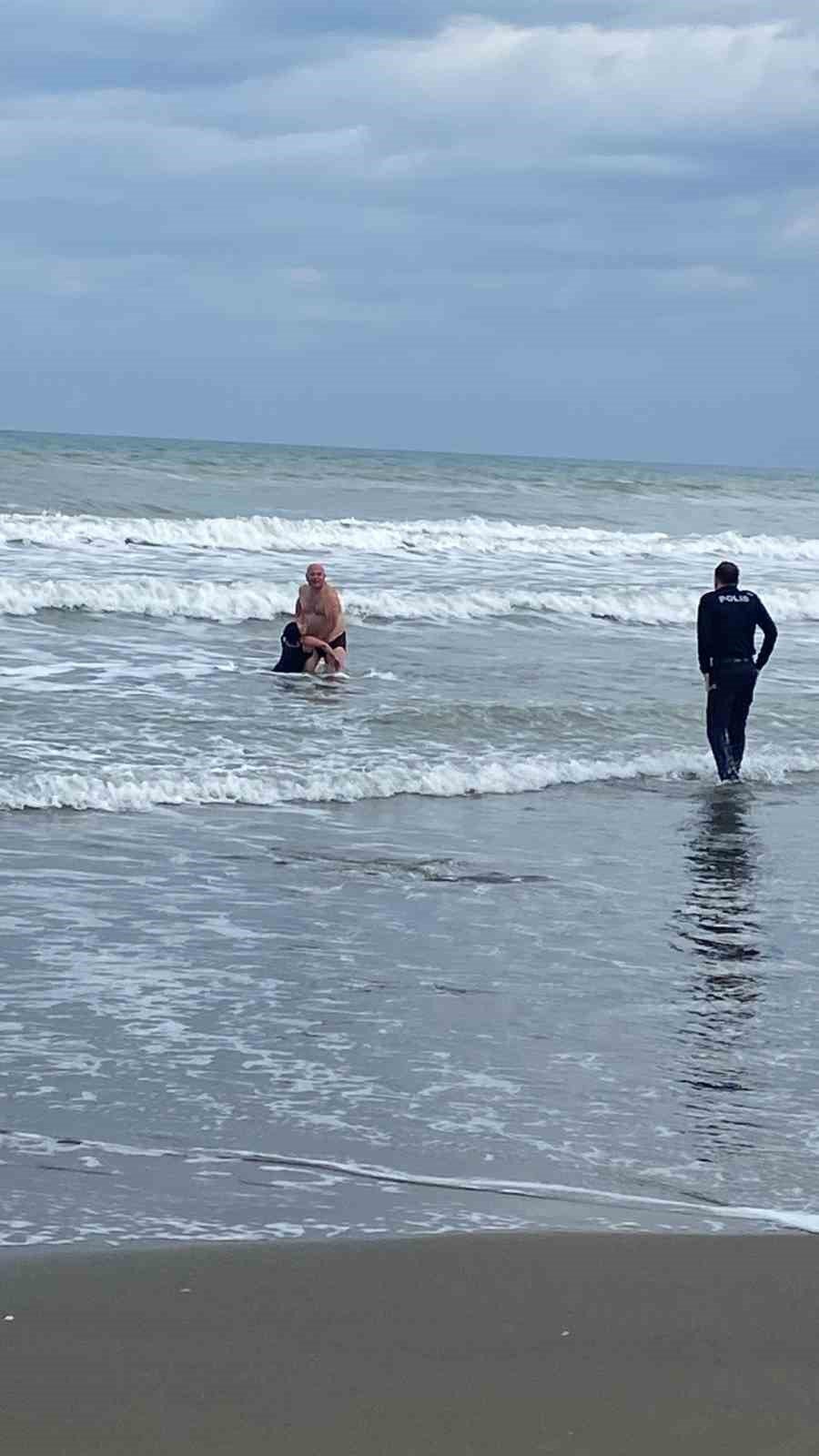 uniformasini cikarip buz gibi suya atladi kahraman polis kadini olumun pencesinden kurtardi 7 fXsrZHyB