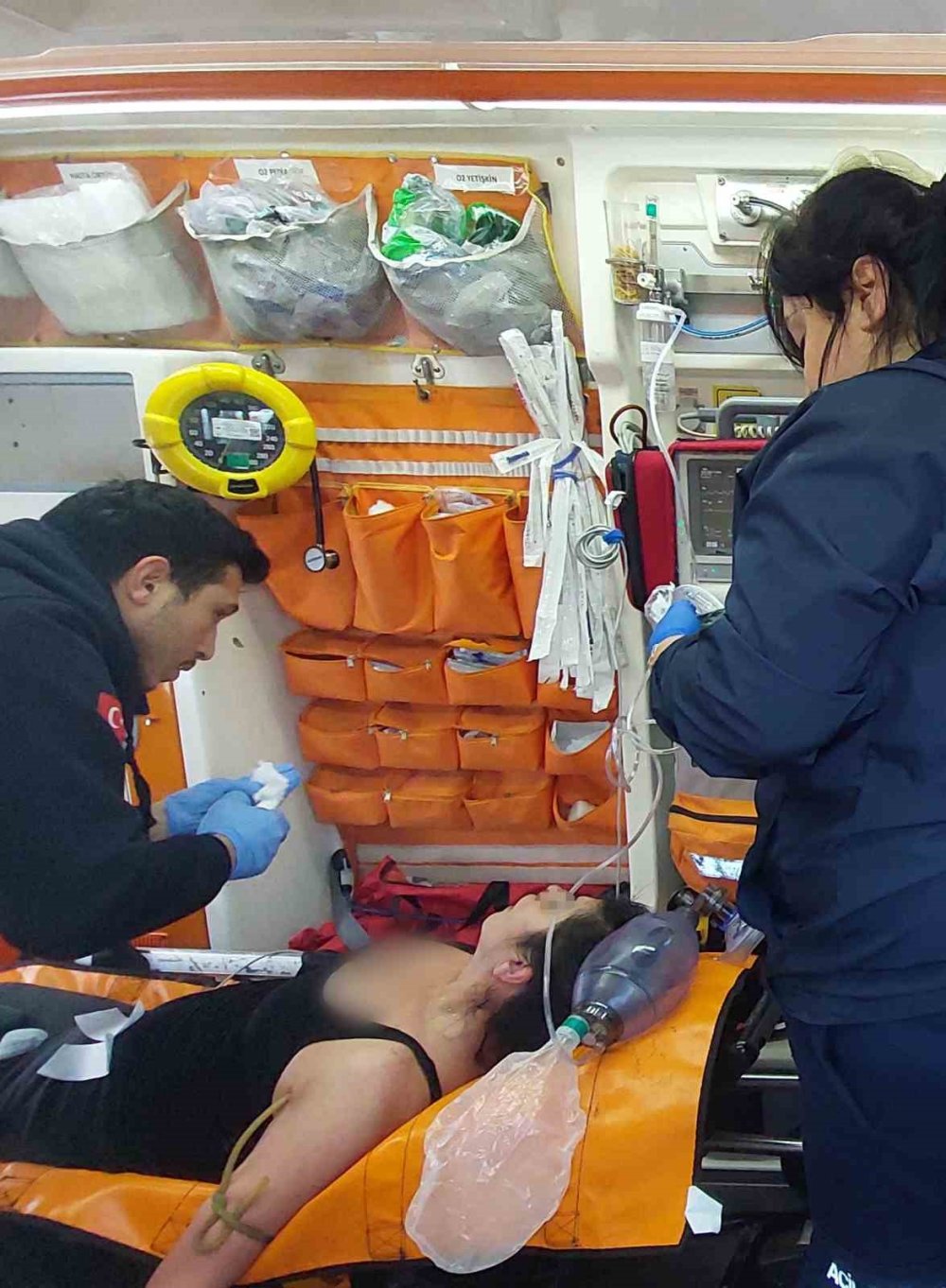 uniformasini cikarip buz gibi suya atladi kahraman polis kadini olumun pencesinden kurtardi 8 AH4gqTE2