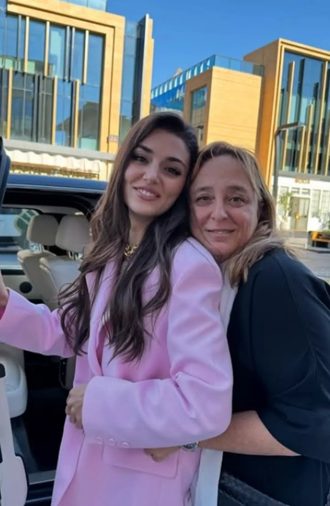 unlu isimlerden tutuklanan ayse barima destek tek tek sayfalarini karartilar 2 ERXFPG8m