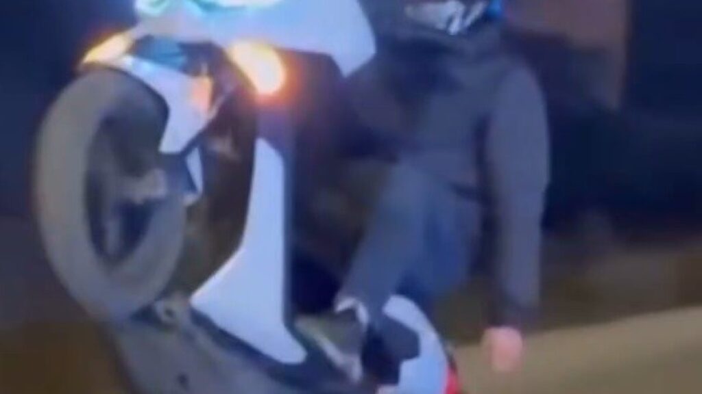 yaptigi hata hem ehliyetine hem motoruna mal oldu iLG3Hi1G