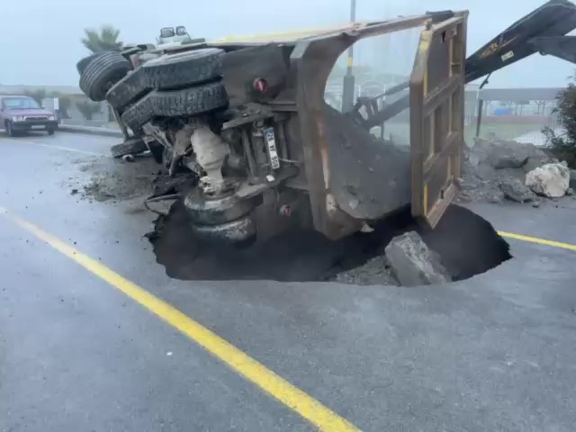 yol hafriyat kamyonunu yuttu sofor kucuk dilini yutacakti 1 FW74S3DJ