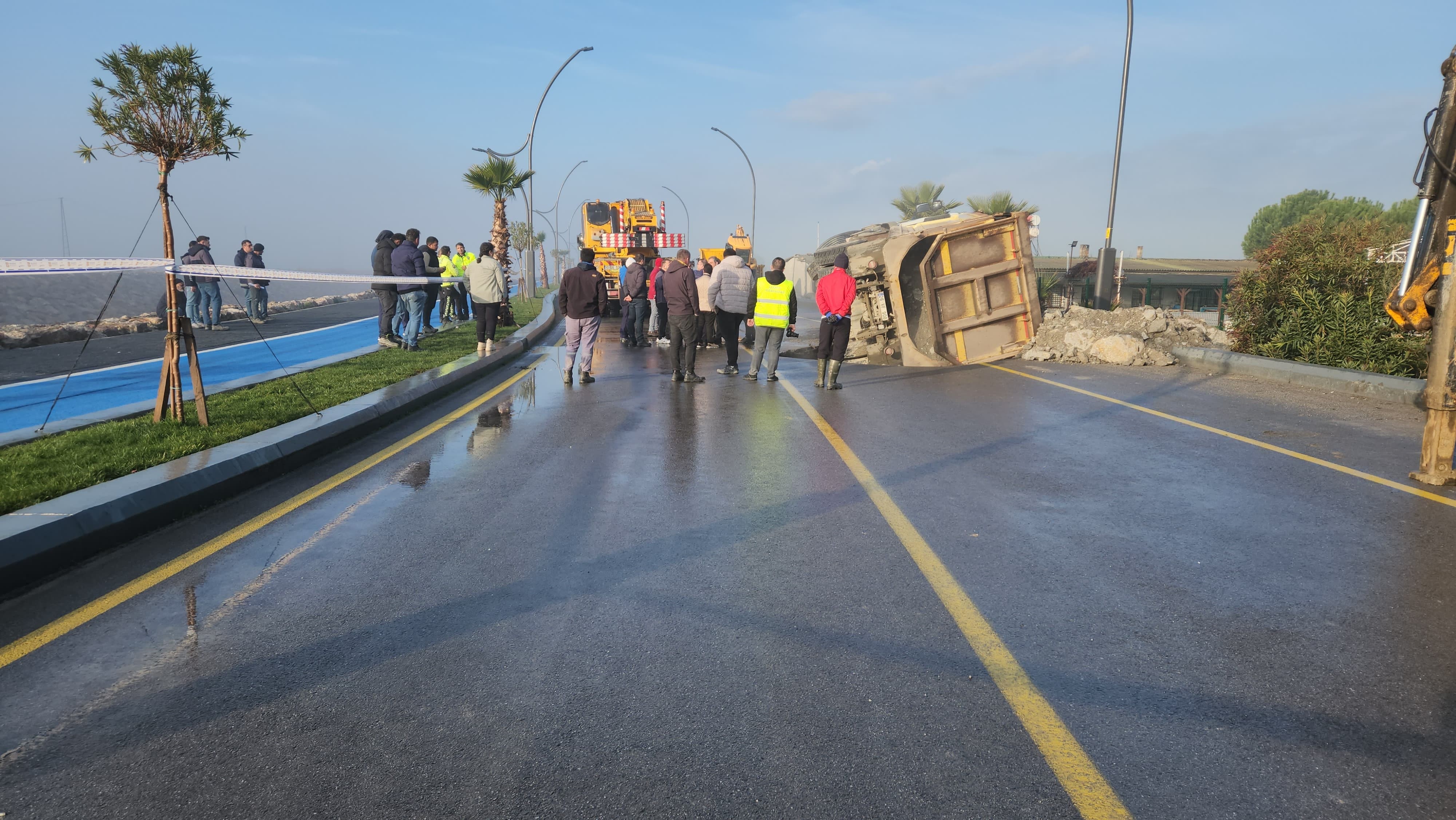 yol hafriyat kamyonunu yuttu sofor kucuk dilini yutacakti 6 YByCUM9p