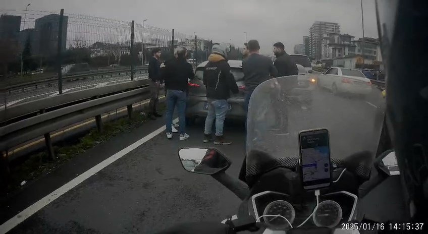 yol verme tartismasi kavgaya donustu iste o anlar 0 tAduYEI2