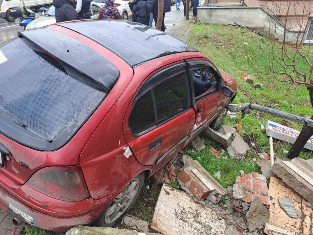 yoldan cikti dogal gaz kutusuna carpti 0 UAgvVLbl