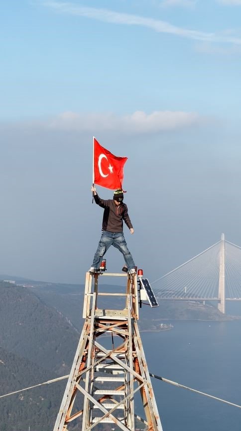 yurekleri agza getirdi 150 metre yukseklikte turk bayragi acti 0 wIINsshI