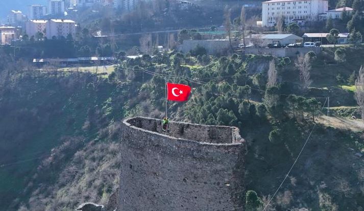 1 yildir turk bayragi asilamiyordu bugun asildi 1 Op3mKvVd