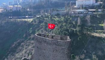 1 yildir turk bayragi asilamiyordu bugun asildi 2HZgJqQ3