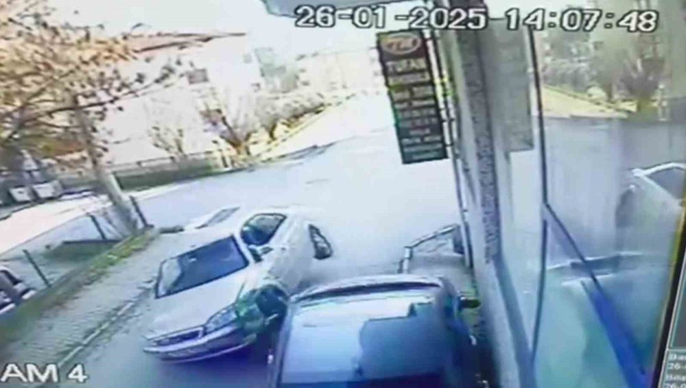 2 kisi yaralanmisti park halindeki otomobile carptigi goruntuler ortaya cikti 0 1XnlVS25