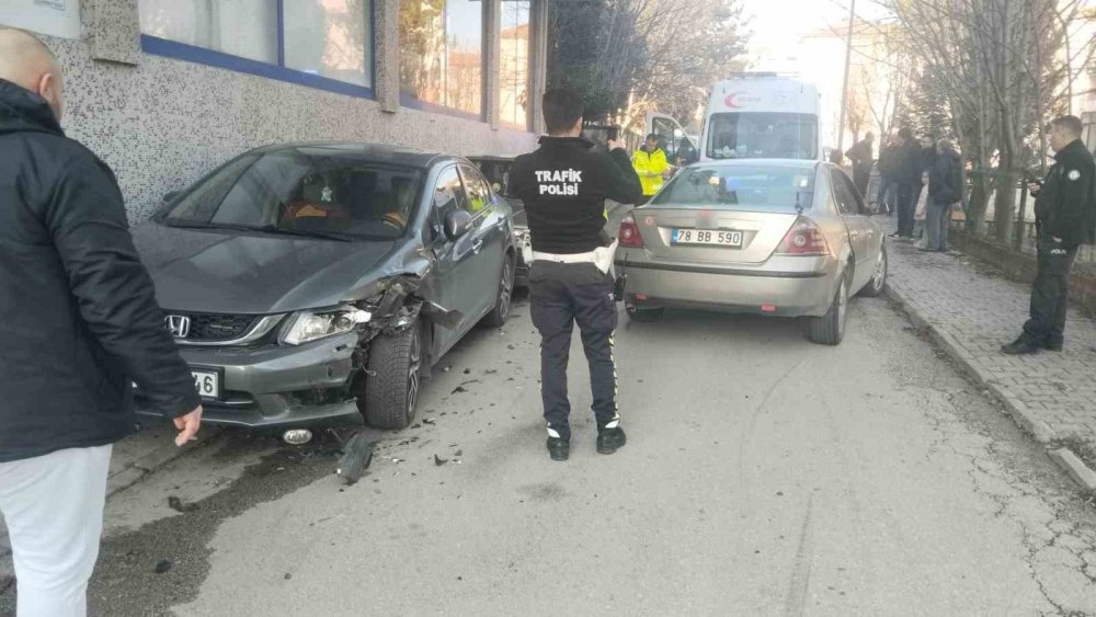2 kisi yaralanmisti park halindeki otomobile carptigi goruntuler ortaya cikti 1