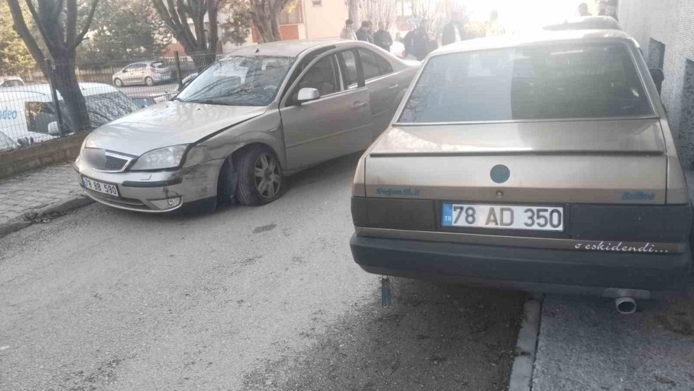 2 kisi yaralanmisti park halindeki otomobile carptigi goruntuler ortaya cikti 2 y5CiiHyc