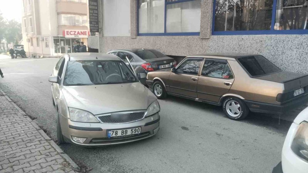 2 kisi yaralanmisti park halindeki otomobile carptigi goruntuler ortaya cikti 3 nttUYfPb