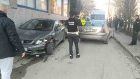 2 kisi yaralanmisti park halindeki otomobile carptigi goruntuler ortaya cikti 5zMagEjx