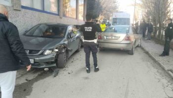 2 kisi yaralanmisti park halindeki otomobile carptigi goruntuler ortaya cikti 5zMagEjx