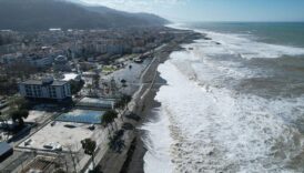 5 metreye ulasan dev dalgalar sahilleri dovdu mulwfsGg