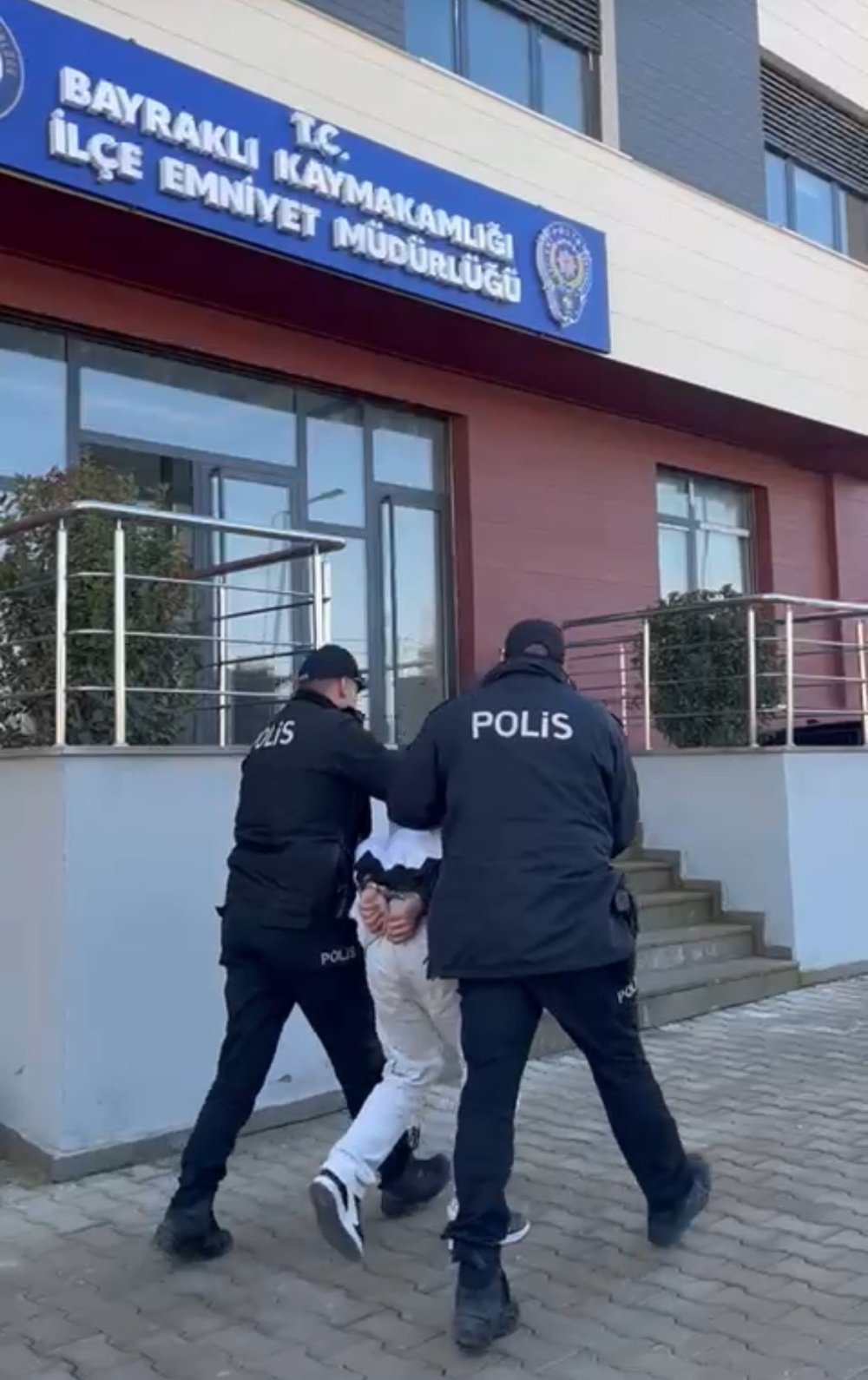 77 yasindaki kadin dolandiricilari faka bastirdi sahte polisleri gercek polisler yakaladi 0 YKfVtTqE