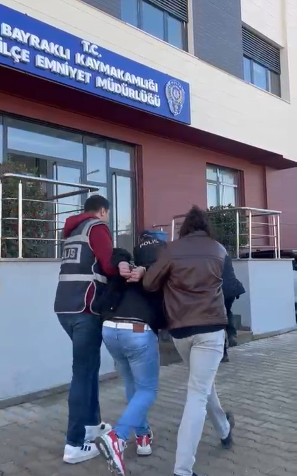 77 yasindaki kadin dolandiricilari faka bastirdi sahte polisleri gercek polisler yakaladi 1 VXHwsUTV