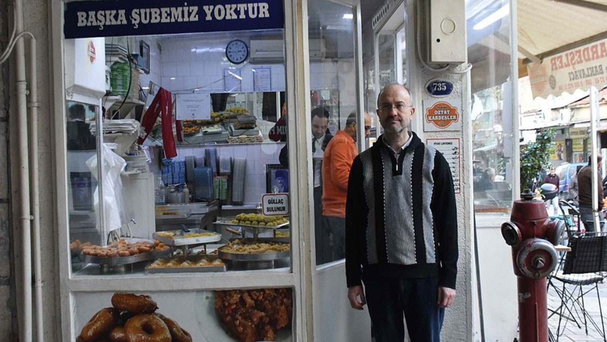 8 metrekarelik dukkanda dede meslegini 49 yildir surduruyor 0 eqFfqHYO