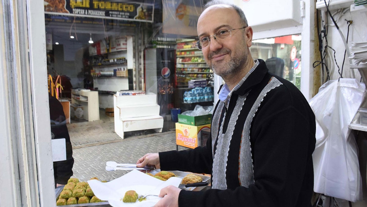 8 metrekarelik dukkanda dede meslegini 49 yildir surduruyor 2 tZEFGJfO