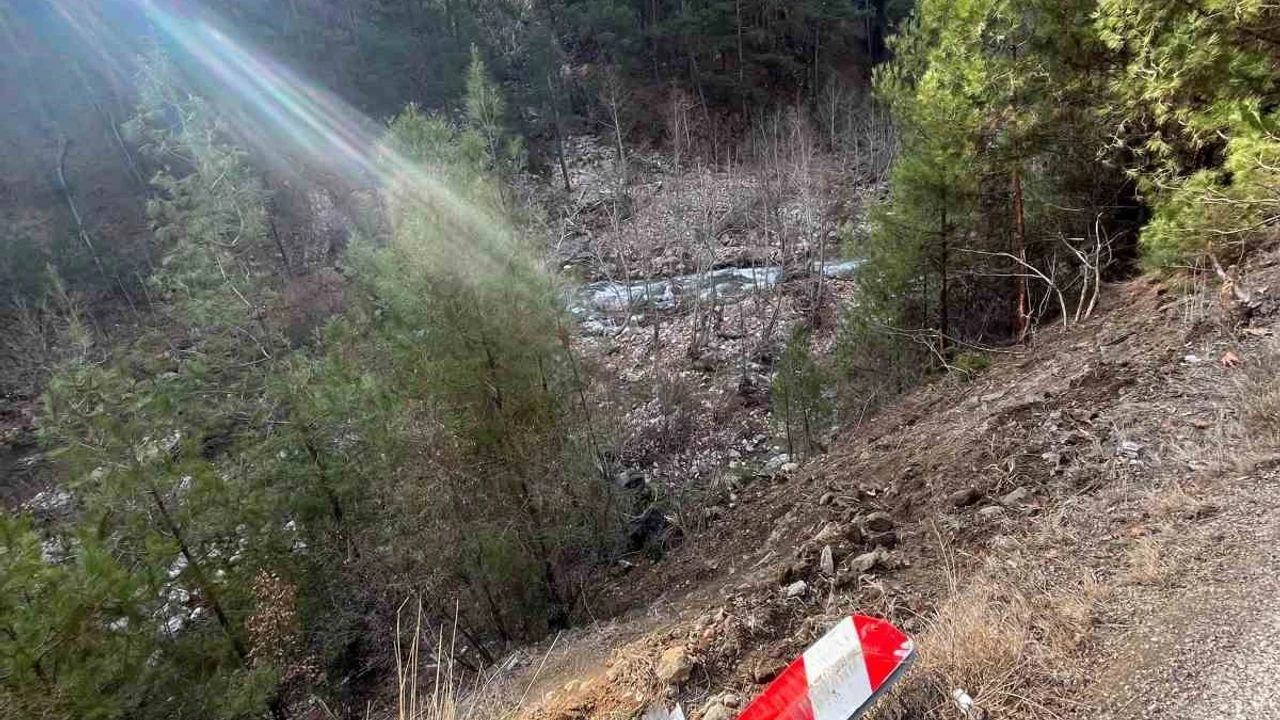 adanada feci kaza kontrolden cikan kamyonet ucuruma dustu 0 ykOp3zYa