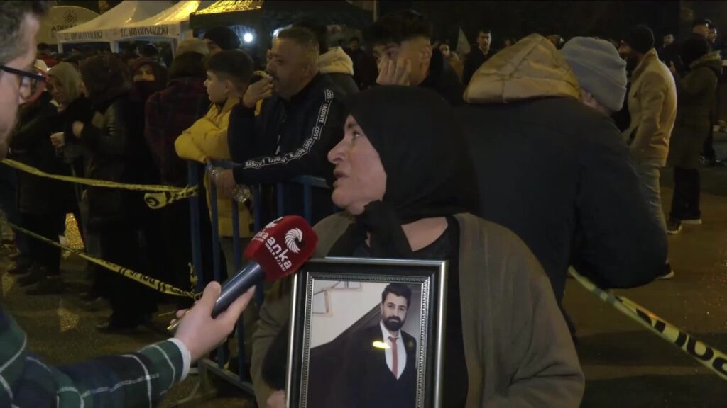 adiyamanlilar 6 subat depremlerinin ikinci yilinda saat kulesi onunde toplandi zcArhA5x