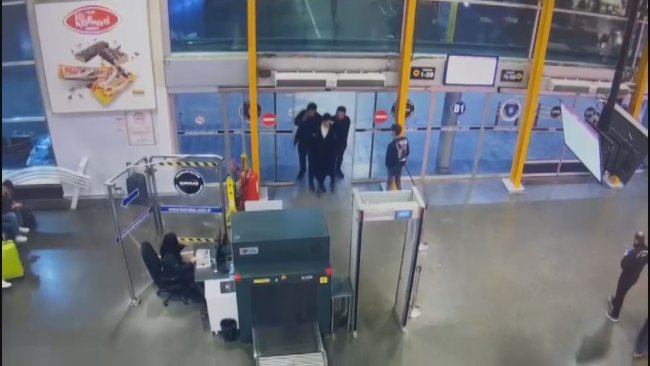 aile katliami suphelisinin yakalanma ani guvenlik kamerasinda 1 3pTtO6wR