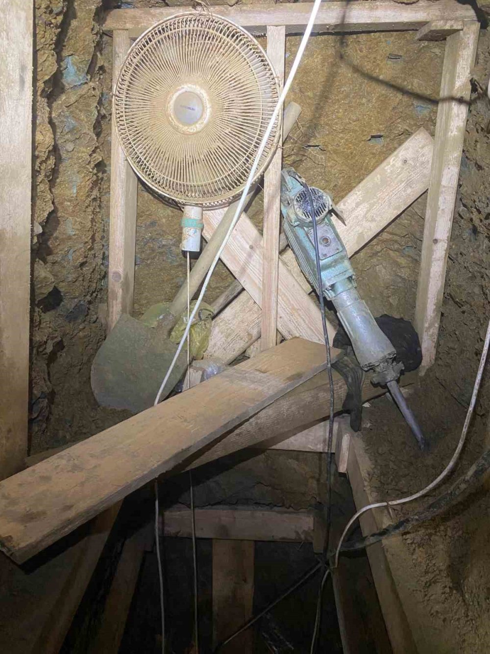 akillara durgunluk veren olay binanin altina asansor sistemli tunel insa ettiler 4 Iz1FKWcy
