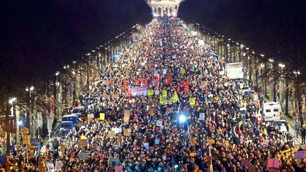 almanyada gerilim artiyor berlinde on binler sokaga indi 1XXQhWBU