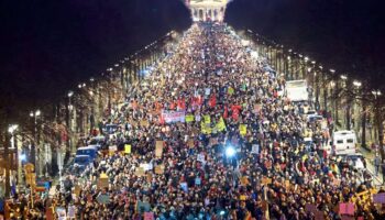 almanyada gerilim artiyor berlinde on binler sokaga indi 1XXQhWBU
