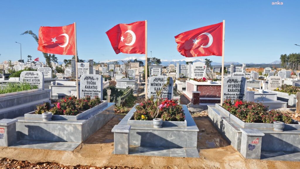 antalya buyuksehir belediyesi 6 subatta yitirilenleri mezarlari basinda andi UI6rkn5P