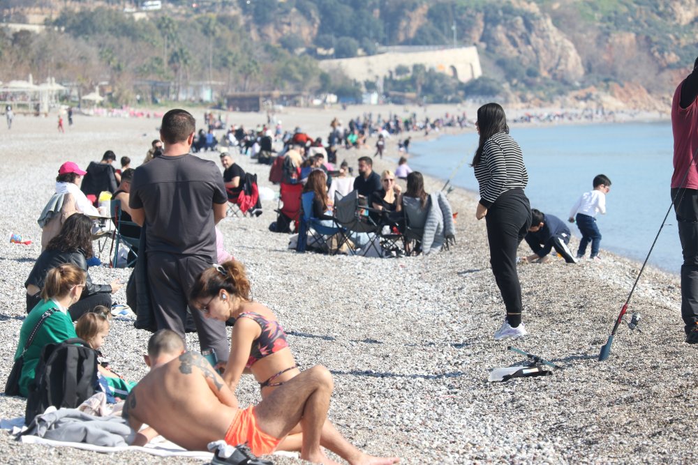 antalya sahilleri tatilcilerle doldu tasti 2 4ElKBawi