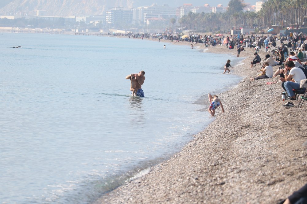 antalya sahilleri tatilcilerle doldu tasti 4 4XdNake5