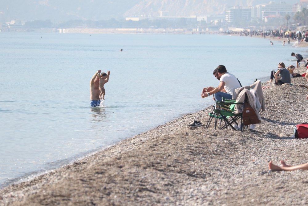 antalya sahilleri tatilcilerle doldu tasti 6 9GUifJg6