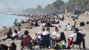 antalya sahilleri tatilcilerle doldu tasti 8p11NYOT