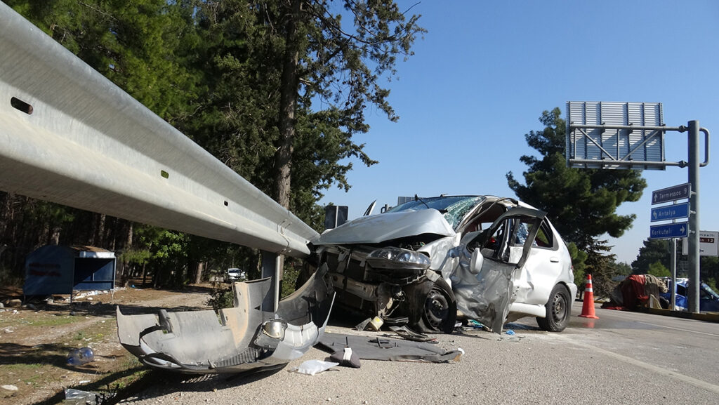 antalyada korkunc kaza emniyet kemeri hayatini kurtardi 8Sxs2Yzt