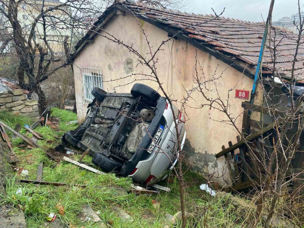 atasehirde viraji alamayan otomobil evin bahcesine dustu 1 2ufk5mKR