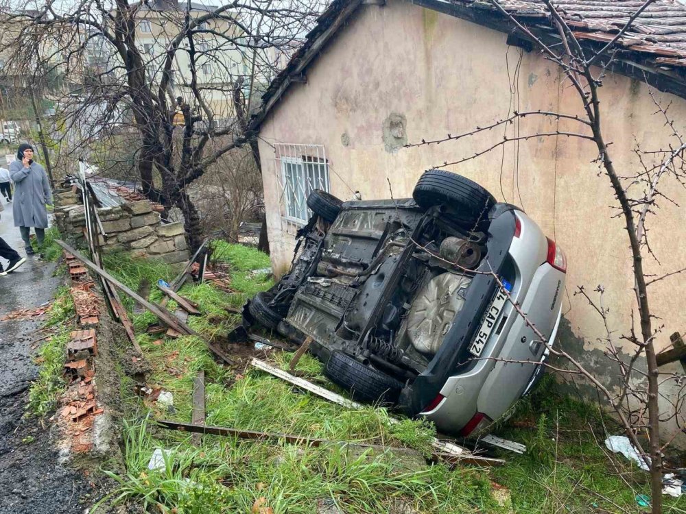 atasehirde viraji alamayan otomobil evin bahcesine dustu 2 fQRiNCMP