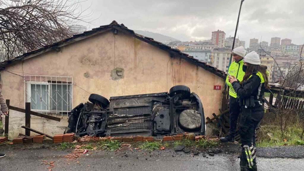 atasehirde viraji alamayan otomobil evin bahcesine dustu zXa1IYnD