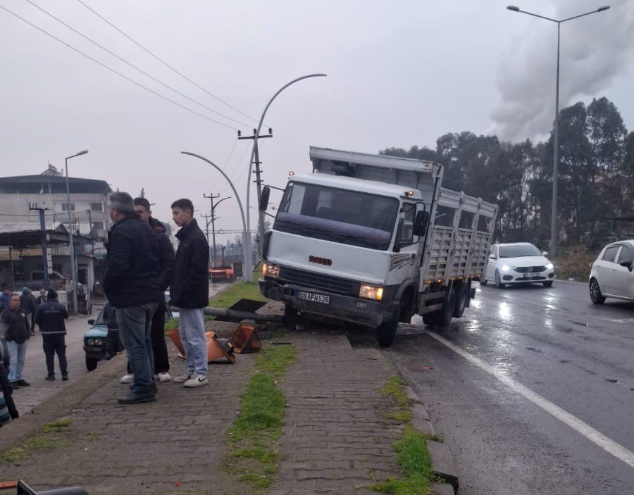 aydinda gorunmez kaza yolda yururken trafik lambasi uzerine dustu 0 3UY3fIy9