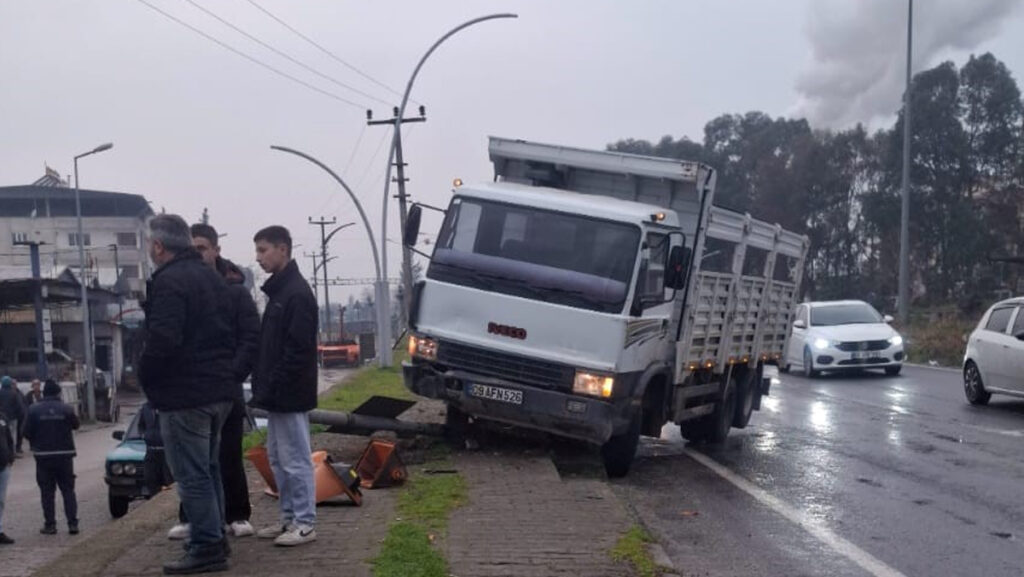 aydinda gorunmez kaza yolda yururken trafik lambasi uzerine dustu vCKW7BGL