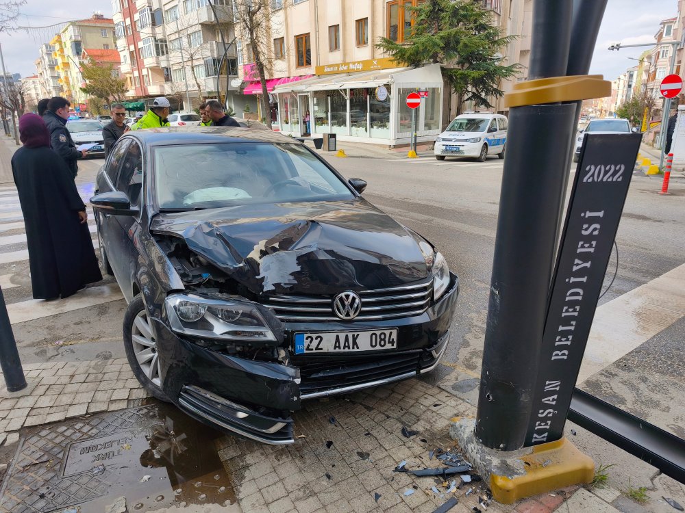 aydinlatma diregine carpan otomobilin surucusu yaralandi 0 rQIR2r4h