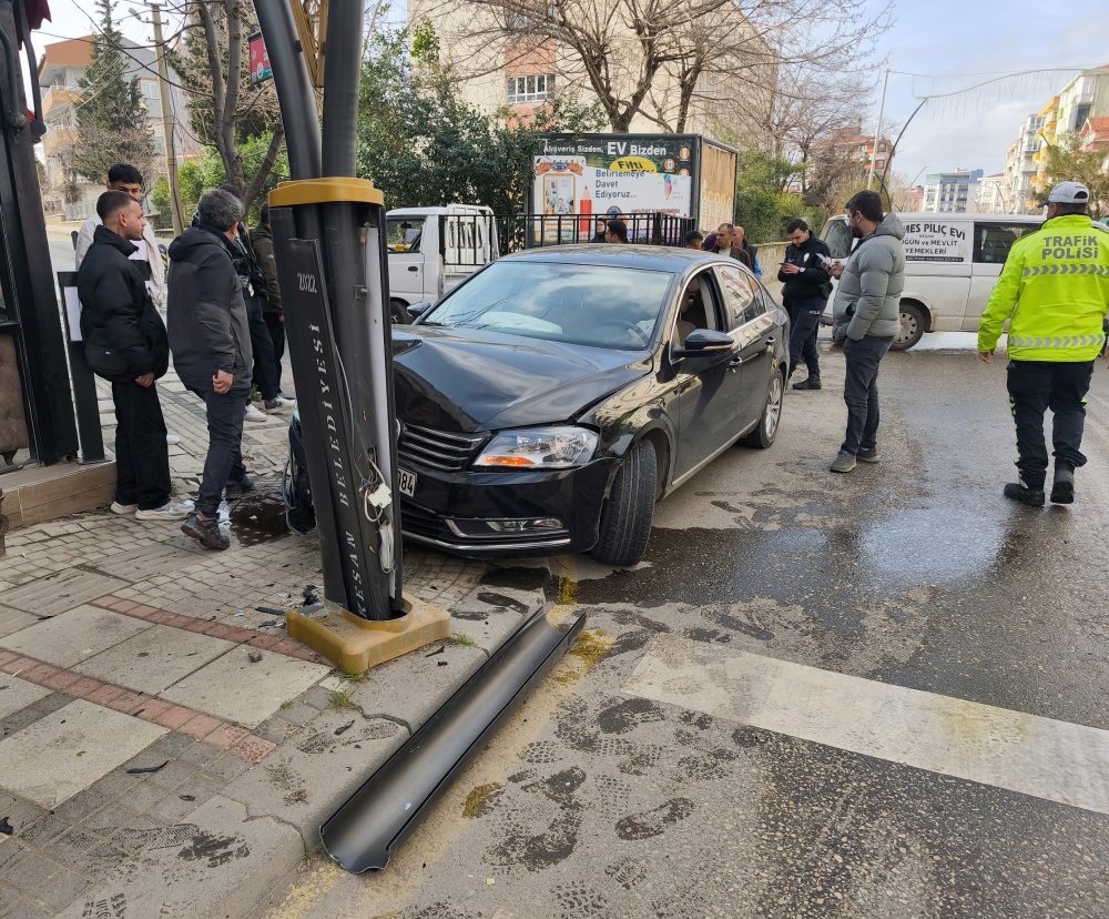 aydinlatma diregine carpan otomobilin surucusu yaralandi 1 9p3jwZhP
