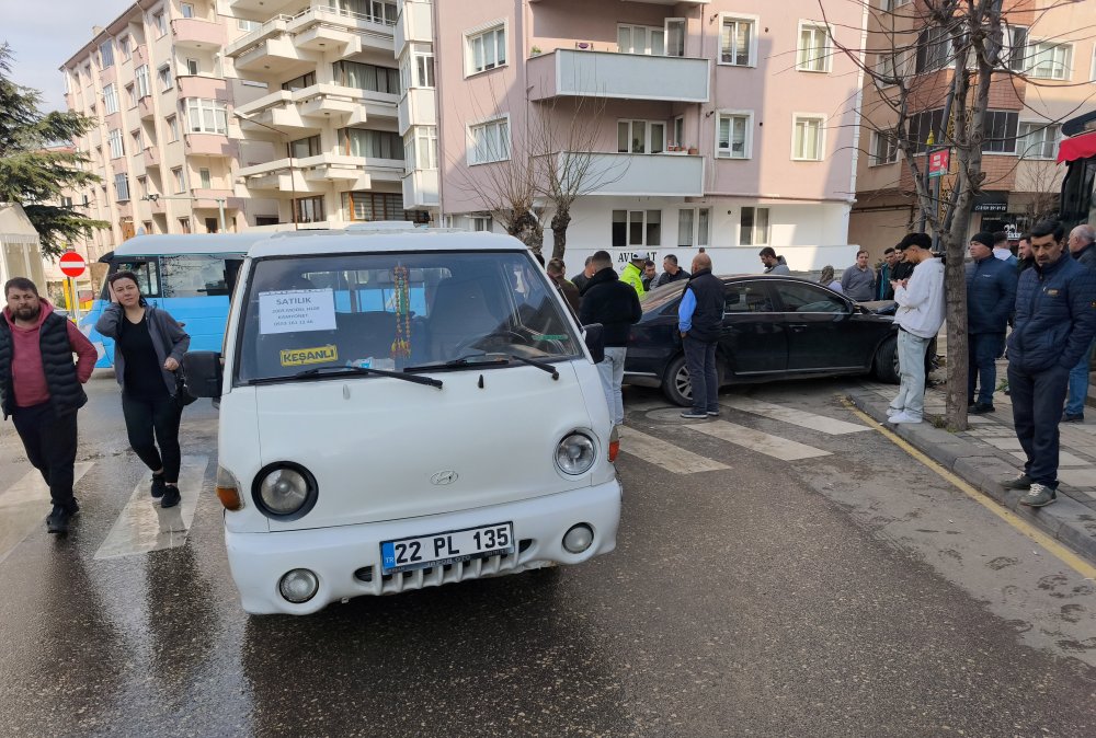 aydinlatma diregine carpan otomobilin surucusu yaralandi 2 uAT3pPJE