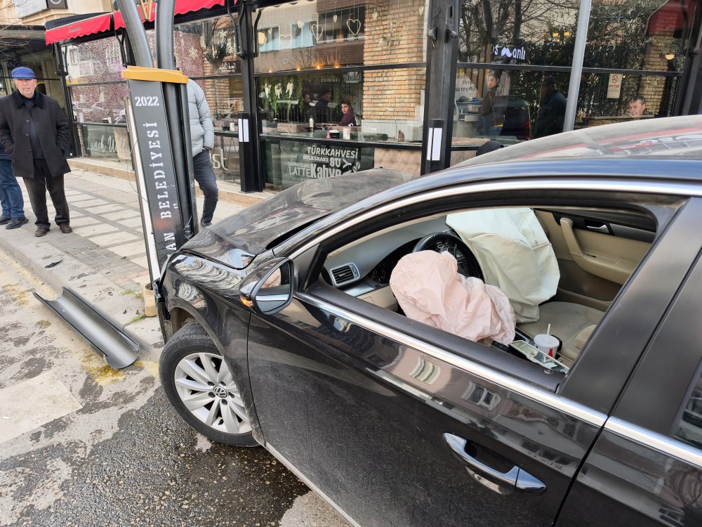 aydinlatma diregine carpan otomobilin surucusu yaralandi 3 udChty6R