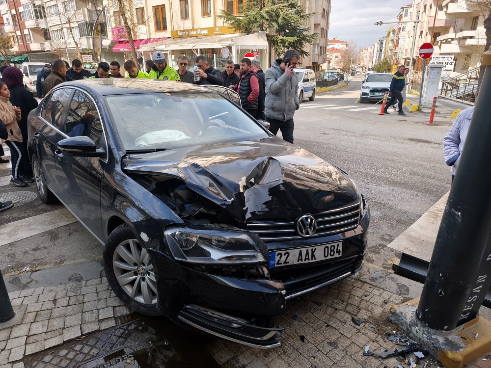 aydinlatma diregine carpan otomobilin surucusu yaralandi 5 ezkLQ8Dn