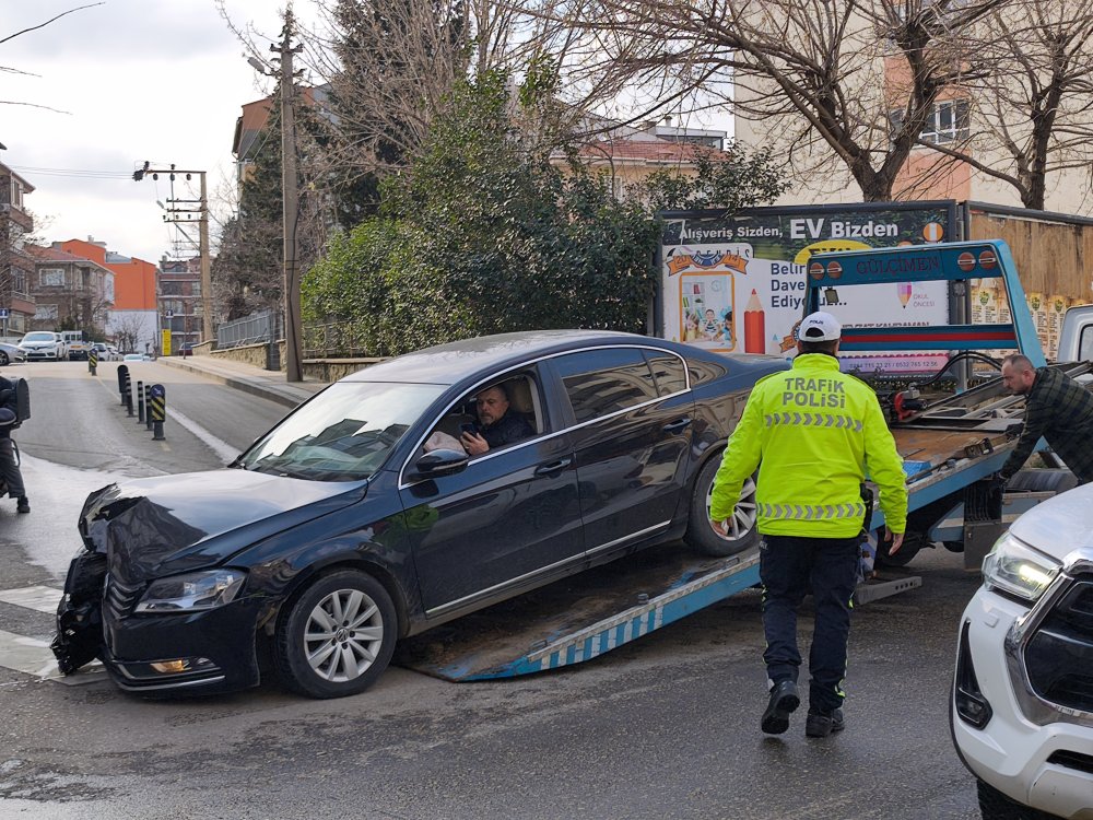 aydinlatma diregine carpan otomobilin surucusu yaralandi 6 u4BYdwzb