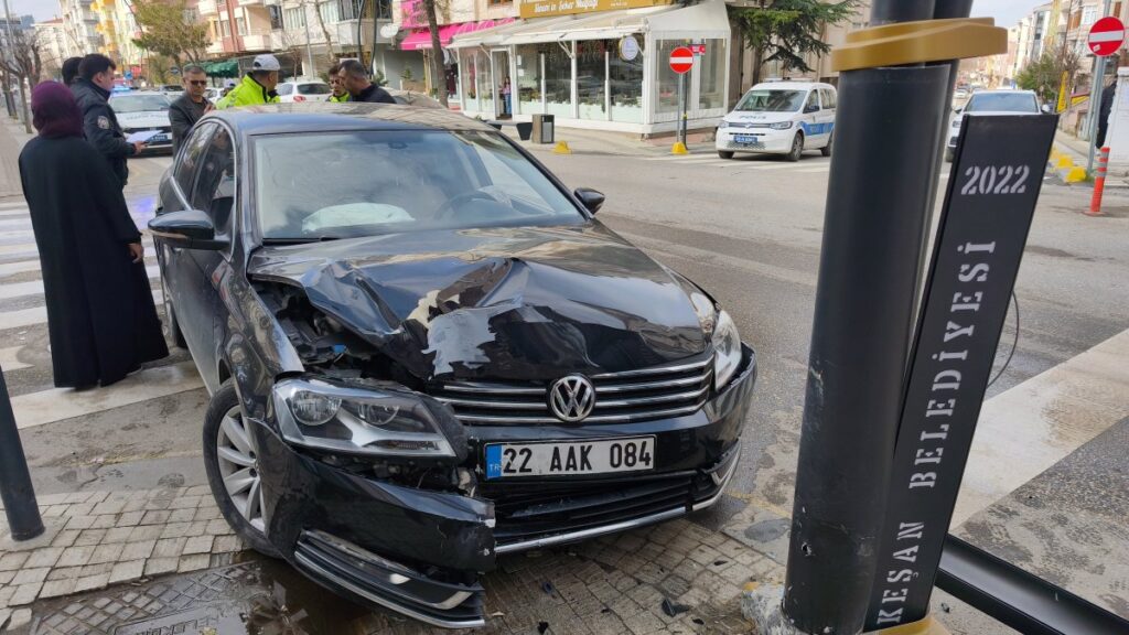 aydinlatma diregine carpan otomobilin surucusu yaralandi QJvifaY5